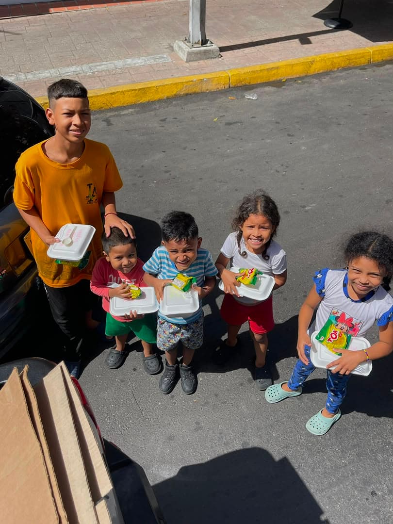 Voluntarios de Unidos por Armonía trabajando juntos para la comunidad