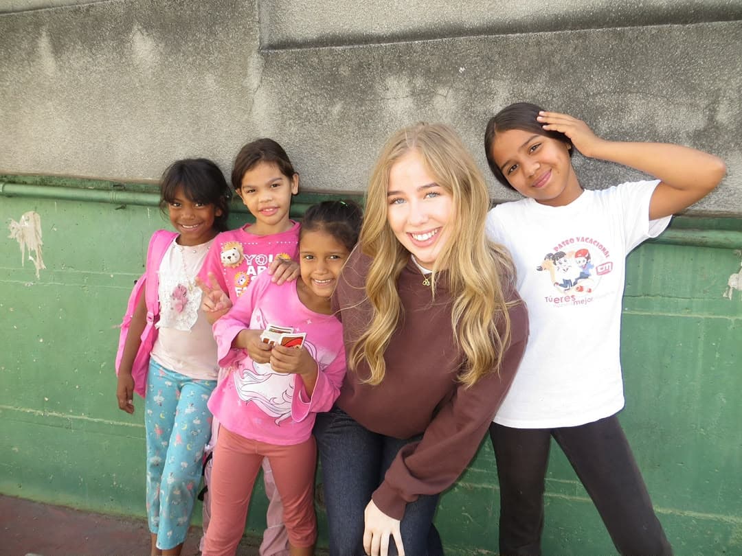 Voluntarios preparando almuerzos nutritivos para la comunidad