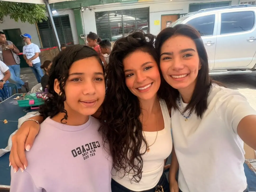 Niños sonrientes en la casa hogar